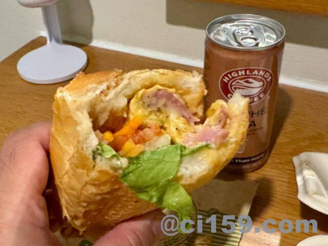 バインミーと缶コーヒー