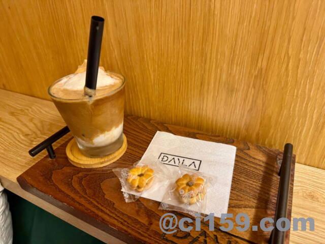 ホワイトコーヒーとクッキー