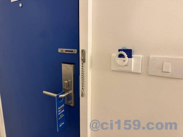 HOP INNの客室ドア