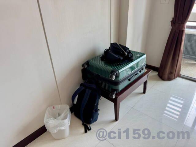 スーツケース置き場