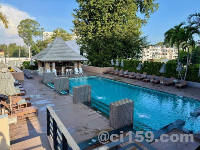 スイミングプール