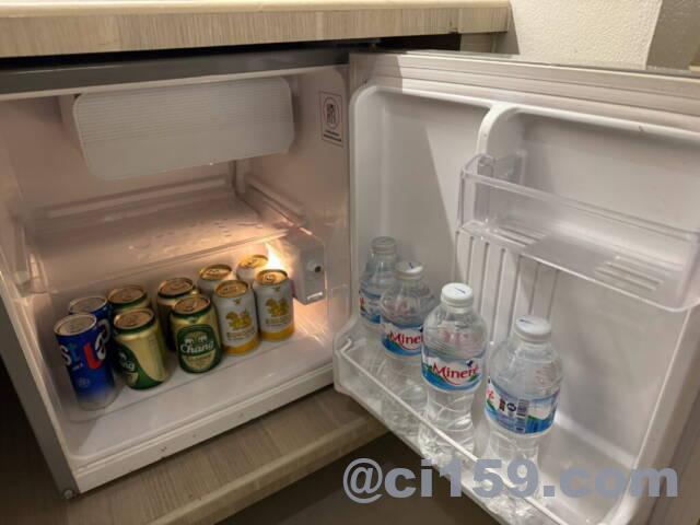 冷蔵庫と有料のドリンク