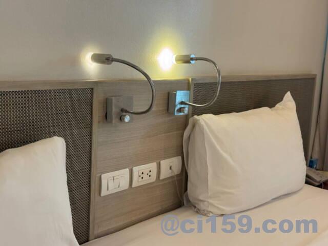 ベッドと読書灯