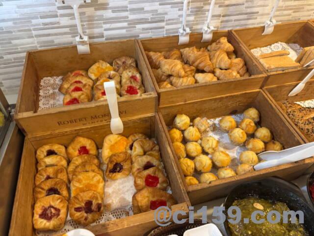 朝食のパンコーナー