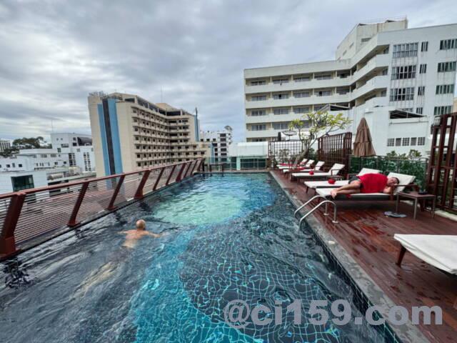 スイミングプール