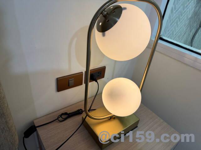 ベッドサイドのランプ