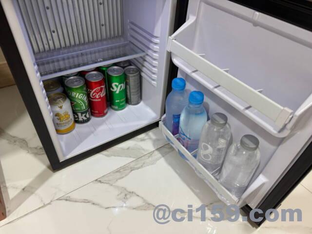 冷蔵庫と有料ドリンク