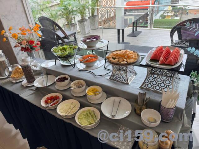 サラダバーとフルーツ