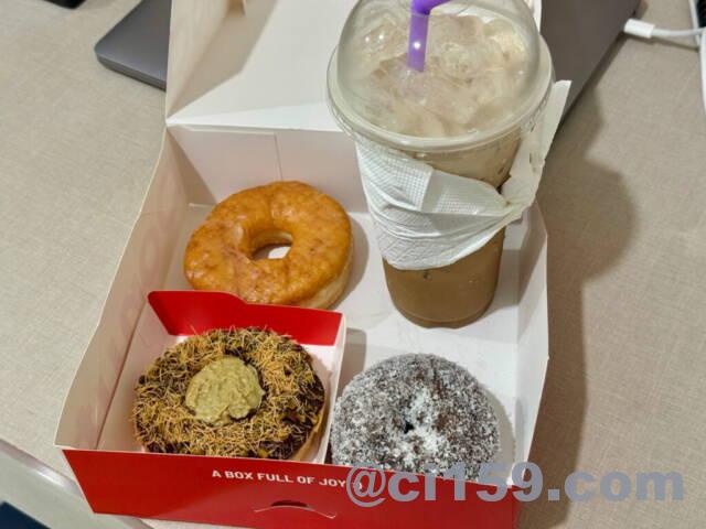 ドーナッツとアイスコーヒー