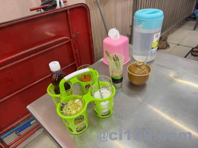 テーブルと調味料