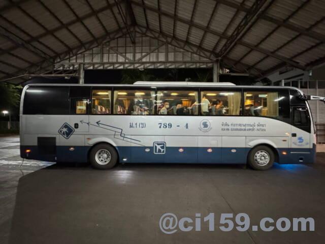 Roong Reuang Coachのバス