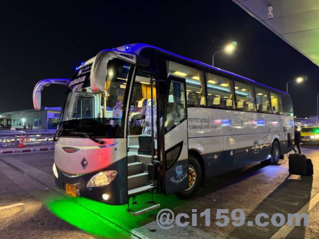 Roong Reuang Coachのバス
