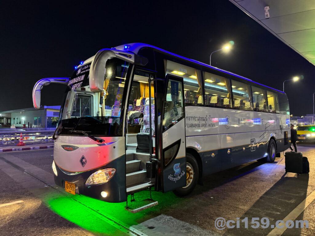 Roong Reuang Coachのバス