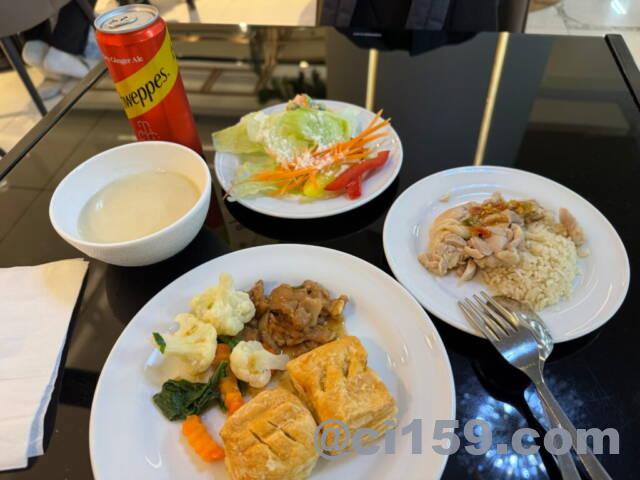 ラウンジで食事