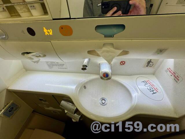 洗面台中国国際航空の機内トイレ