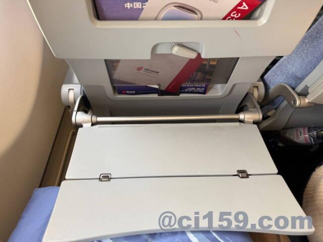 折りたたみ式のテーブル