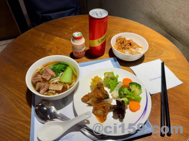 ラウンジの食事