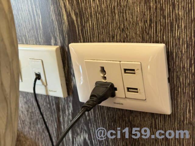 電源コンセントとUSBポート