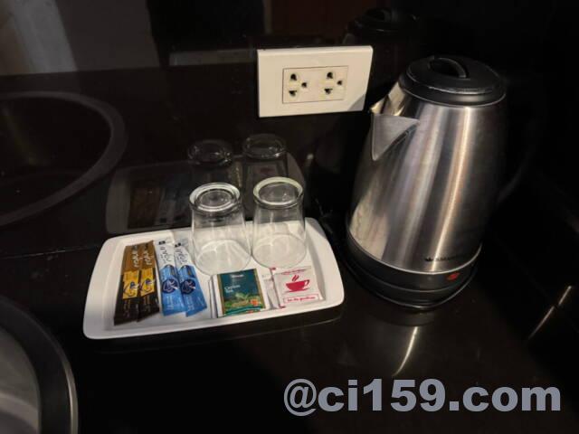 インスタントコーヒーと電気ケトル