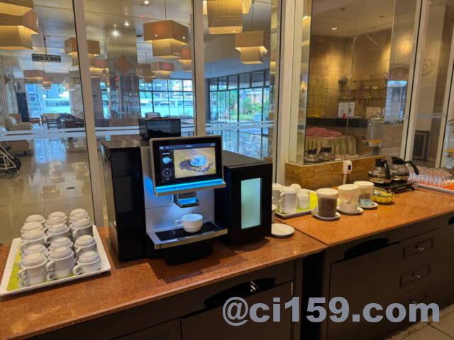 朝食会場のコーヒーマシーン