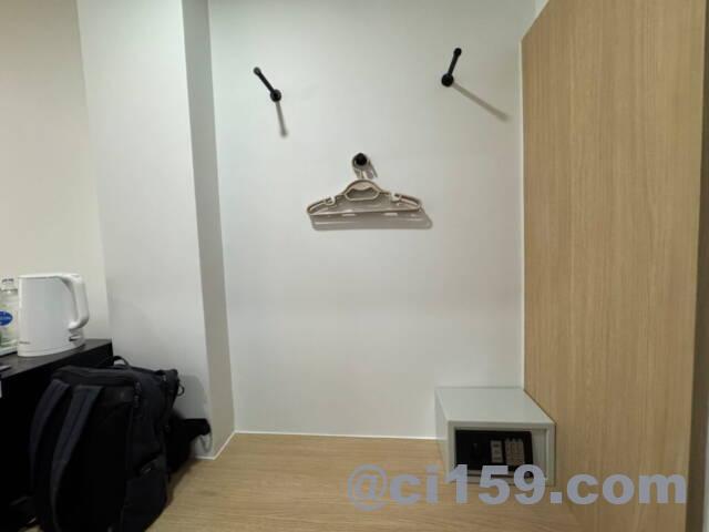 荷物置き場と洋服掛け
