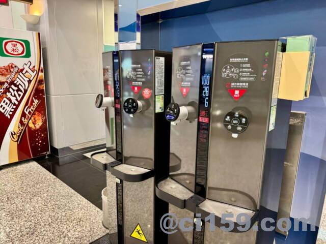 桃園国際空港の飲料水機