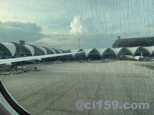 傷だらけの窓とスワンナプーム空港