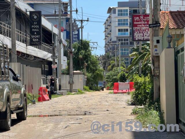 パタヤの未舗装路地