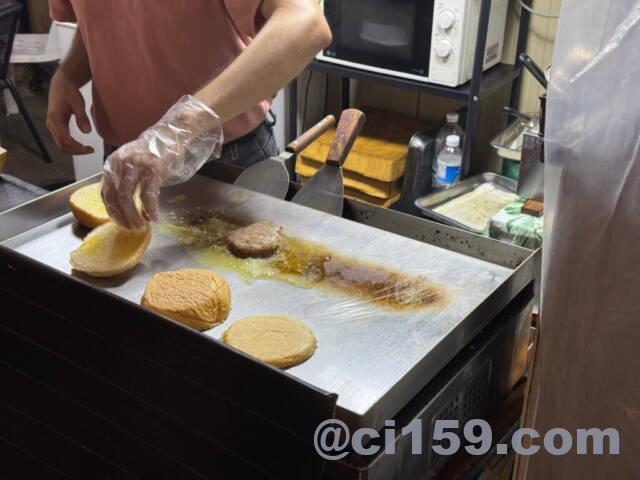 調理中のハンバーガー