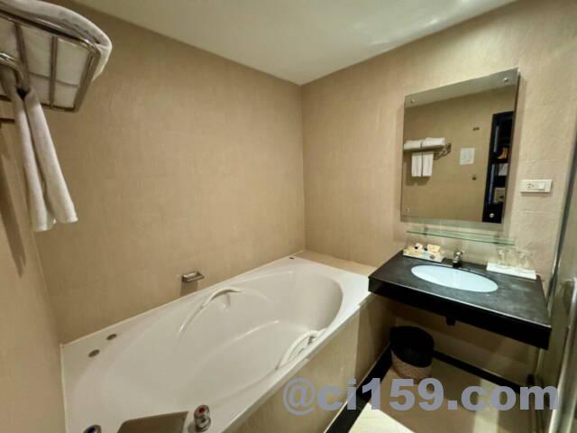 Intimate Hotel Pattayaのバスルーム