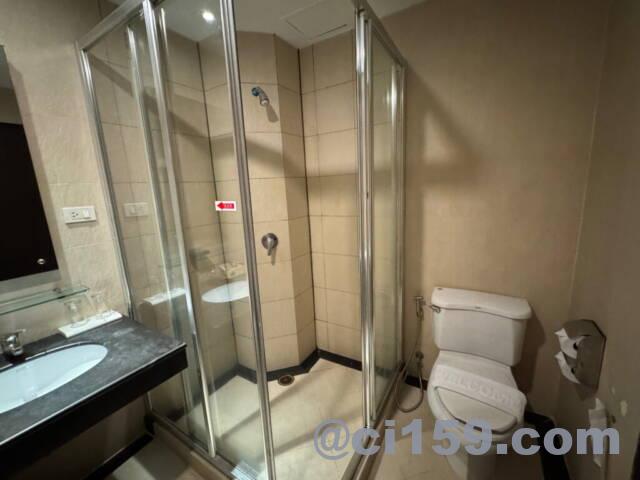 Intimate Hotel Pattayaのバスルーム