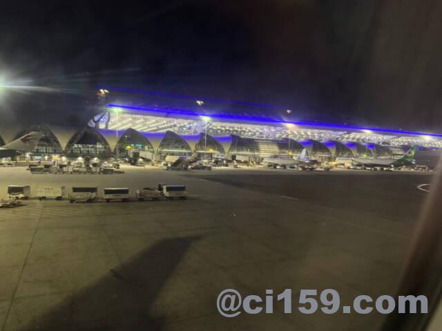 夜のスワンナプーム空港