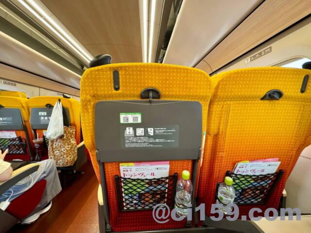 山形新幹線の車内